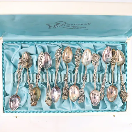 12 moccaskjeer, lengde 10,2cm, 925S, med originalboks Vekt: 111,2 g Kontakt Lånekontoret for frakt