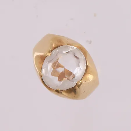 Ring med klar sten, ø17,5 mm, bredde 3,4- 14 mm, noe bulkete, 14K. Vekt: 4,2 g Kontakt Lånekontoret for frakt