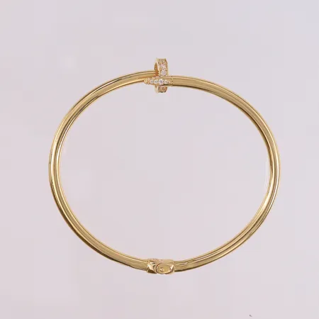 Armring med blanke stener, oval, kan åpnes, 62x60mm, bredde 3,4- 13,6mm, ikke ekte merkevare, 14K Vekt: 7,9 g Kontakt Lånekontoret for frakt