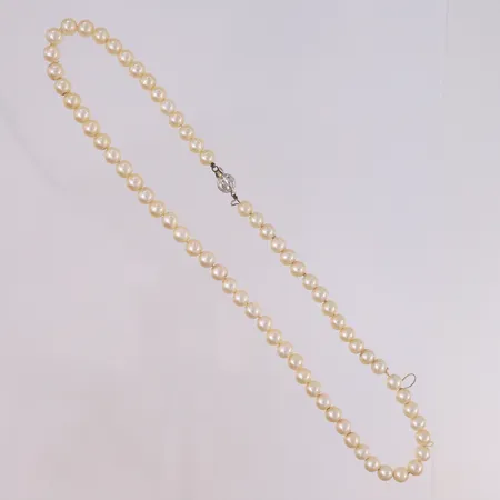 Perlekjede (saltvannsperler) med lås i hvitt gull, lengde 42,5cm, bredde 6cm, 14K, bruttovekt 21,5g Kontakt Lånekontoret for frakt