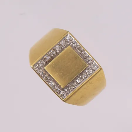 Ring med 22 stk. diamanter (totalt 0,22ct iht. gravering), ø19,5mm, bredde 4,3- 13,7mm, stemplet, 14K Vekt: 6,8 g Kontakt Lånekontoret for frakt