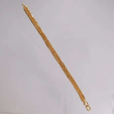 Armbånd, lengde 21cm, bredde 7,3mm, noe ujevnt mønster, 22K Vekt: 39,9 g Kontakt Lånekontoret for frakt