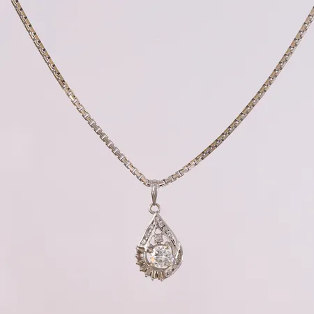 Veneziansk kjede  med dråpeformet anheng. Anhenget har 21 diamanter, totalt ca. 0,77ct), 7 diamanter er baguetteslipte og 14 diamanter er briljantslipte. Sentersten har kvalitet W/TW-VS-VG/G, mens sidestenene har kvalitet W/TCr-P1/P2-M/P, hvitt gull, 18K, kopi av assuransebevis medfølger. Vekt: 10,8 g Kontakt Lånekontoret for frakt