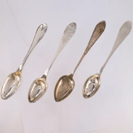 4 teskjeer, graverte, 830S Vekt: 57,9 g Kontakt Lånekontoret for frakt