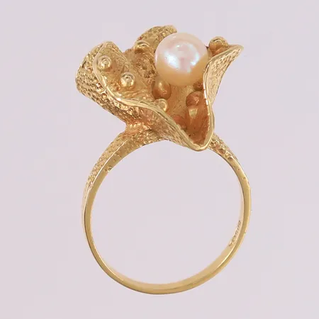 Ring med perle, trolig laget av Björn Weckström for Lapponia, ø17,3 mm, bredde 1,7- 19,6 mm, 14K. Vekt: 7,7 g Kontakt Lånekontoret for frakt