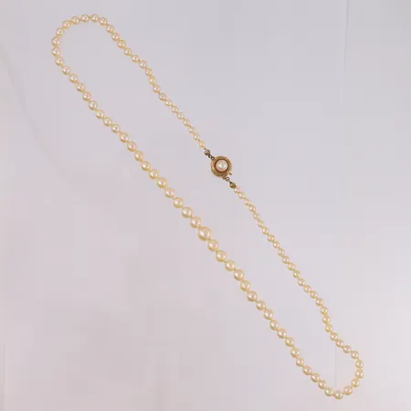 Perlekjede (saltvannsperler) med gull-lås, dosert, lengde 49,5cm, bredde 3- 7,4cm, 14K, bruttovekt 14,6g Kontakt Lånekontoret for frakt