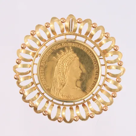 Brosje med mynt (mynten er 21K), Elisabeth av Østerrike, ø60 mm, 14K. Vekt: 24,1 g Kontakt Lånekontoret for frakt