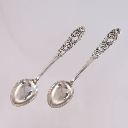 2 teskjeer i Telesølv, lengde 11,5cm, 830S Vekt: 21,3 g Kontakt Lånekontoret for frakt