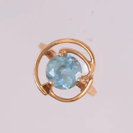 Ring med turkis sten, ø17 mm, bredde 1,7- 16,7 mm, 14K. Stenen sitter noe løst. Vekt: 3,9 g Kontakt Lånekontoret for frakt