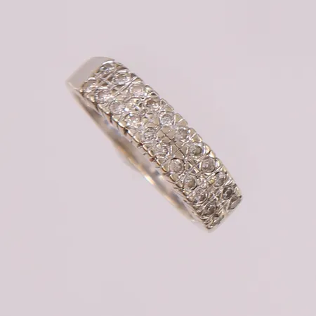 Ring med diamanter (22 x ca. 0,01ct), ø16,3mm, bredde 1,8- 4,9mm, 14K Vekt: 2,7 g Kontakt Lånekontoret for frakt