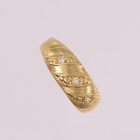 Ring med 3 klare stener, ø15,7mm, bredde 2,2- 6,3mm, 14K Vekt: 1,5 g Kontakt Lånekontoret for frakt