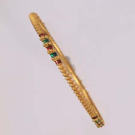 Armring med røde og grønne stener, ø60mm, bredde 3,2- 4,2mm, noe slitasje, 22K, bruttovekt 14,7g Vekt: 0 g Kontakt Lånekontoret for frakt