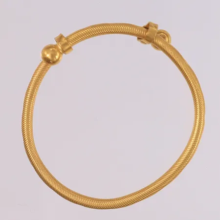 Armring, justerbar, ø = ca. 45mm, bredde 3,1- 9,6mm, bulkete, tilsynelatende ustemplet, 22K Vekt: 7,4 g Kontakt Lånekontoret for frakt