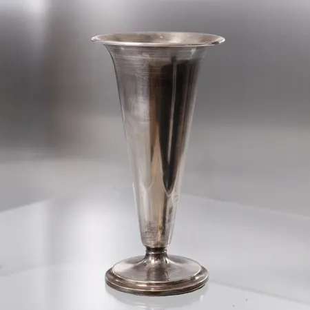 Sølvbeger med gipsfylt bunn, ø15- 90mm, høyde 17cm, bulkete, 830S, bruttovekt 145,6g Vekt: 0 g Kontakt Lånekontoret for frakt