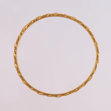 Armring, ø60mm, bredde 3,6mm, noe bulkete, tilsynelatende ustemplet, 18K Vekt: 12,9 g Kontakt Lånekontoret for frakt
