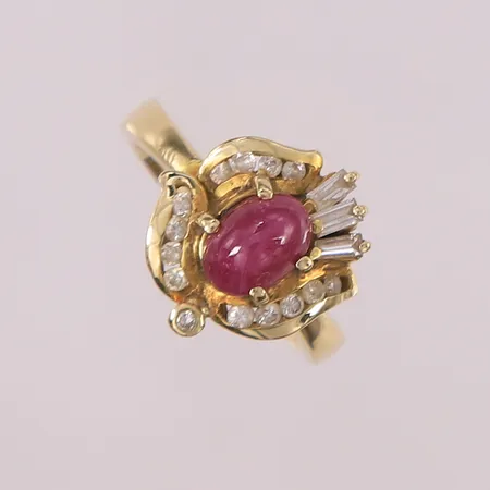 Ring med rubin og diamanter (14 briljantslipte x ca. 0,01ct og 3 baguetteslipte x ca. 0,05ct), ø15,5mm, bredde 2,9- 13,7mm, 14K Vekt: 4,9 g Kontakt Lånekontoret for frakt