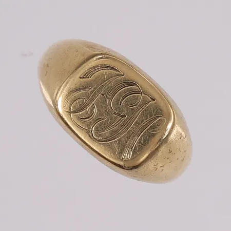 Ring med plate (gravert), ø18,8mm, bredde 3,4- 11,3mm, 14K Vekt: 6,2 g Kontakt Lånekontoret for frakt