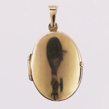 Medaljong, kan åpnes, lengde 25,6mm, bredde 3,7mm, 9K Vekt: 1,6 g Kontakt Lånekontoret for frakt