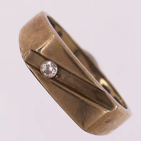 Ring med klar sten, ø19,9mm, bredde 6,8mm, 8K Vekt: 3,5 g Kontakt Lånekontoret for frakt