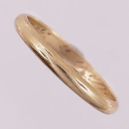 Ring, ø19mm, bredde 2,5mm, gravert, 14K Vekt: 2,1 g Kontakt Lånekontoret for frakt