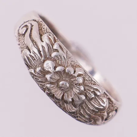 Ring, ø 16,5mm, bredde 2 - 6mm, noe skjev, 925S Vekt: 1,8 g Kontakt Lånekontoret for frakt