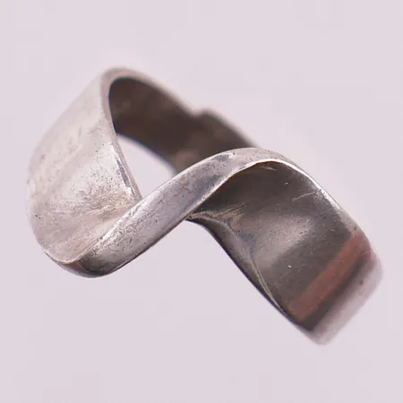 Ring, ø 17mm, bredde 3,6 - 13,5mm, 925S Vekt: 2,8 g Kontakt Lånekontoret for frakt