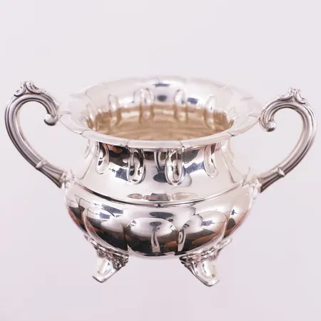 Sukkerskål, lengde 11,5cm, høyde 7cm, innvendig ø 5cm, 830S Vekt: 103,6 g Kontakt Lånekontoret for frakt