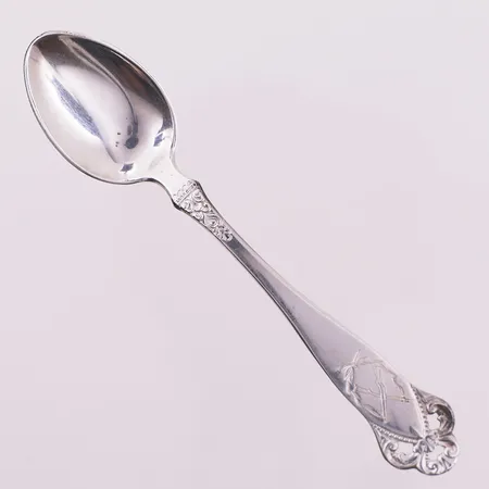  Kaffeskje, laila, lengde 10cm, gravert korslagte gevær, 830S Vekt: 6,9 g Kontakt Lånekontoret for frakt