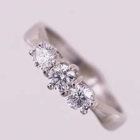 Ring med diamanter, 3 x ca 0,15ct, ø 15,5mm, bredde 1,9 - 4,8mm, 14K Vekt: 2,7 g Kontakt Lånekontoret for frakt