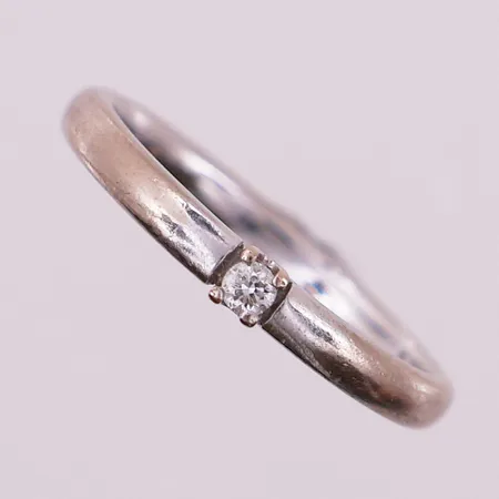 Ring med diamant, 1 x ca 0.04ct, 17,8mm, bredde 2,9mm, 14K Vekt: 3 g Kontakt Lånekontoret for frakt