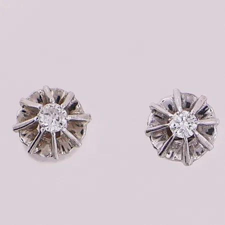 Ett par øredobber med klare stener, lengde 14,5mm, bredde 5mm, mangler stoppere, 14K Vekt: 0,6 g Kontakt Lånekontoret for frakt