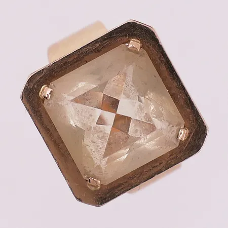 Ring med klar sten, ø 17,4mm, bredde 15,8mm, 14K Vekt: 6 g Kontakt Lånekontoret for frakt