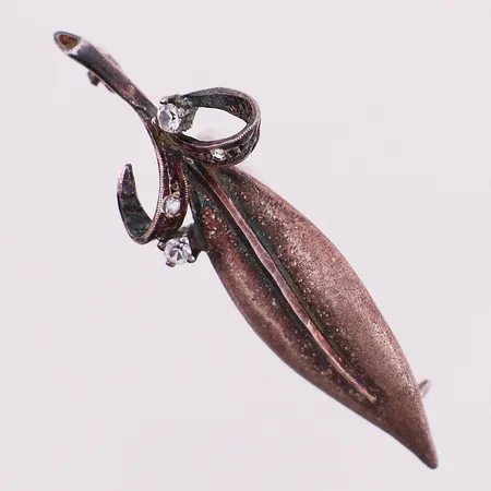 Brosje med blanke stener, 44mm, bredde 9,5mm, 925S Vekt: 3,4 g Kontakt Lånekontoret for frakt