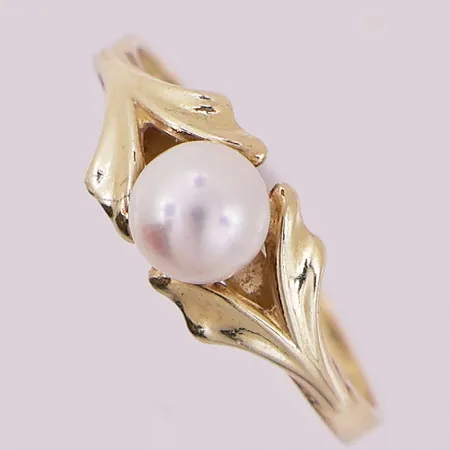 Ring med perle, ø 17,4mm, bredde 6,6mm, 14K Vekt: 1,6 g Kontakt Lånekontoret for frakt