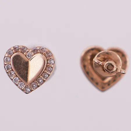 Ett par øredobber med klare stener, lengde 11,7mm, bredde 1,6mm, 14K, mangler én stopper Vekt: 1,4 g Kontakt Lånekontoret for frakt