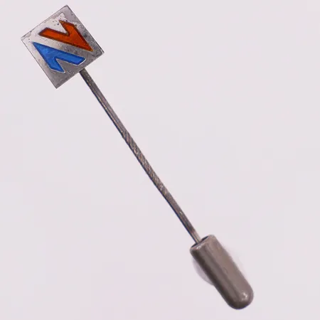 Pins med logo, Norol, lengde ca 4 cm, bredde 7,6mm, stopper ikke sølv, 925S Vekt: 1,1 g Kontakt Lånekontoret for frakt