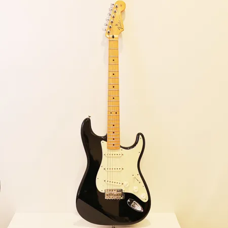 Fender Stratocaster Mexico med maple neck, SN: MZ9421184, Callaham Vintage Styled "CG" American Standard Saddle Set, Fender noiseless N3 pickups med S1 bryter, modifikasjon sustainblokk i aluminium, enkelte bruksmerker på kropp, Gibson gigbag, må renses Kontakt Lånekontoret for frakt