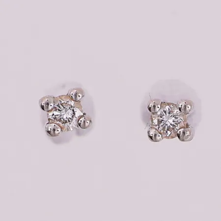 Ett par øredobber med klare stener, lengde 14,6mm, bredde 2,9mm, mangler stoppere, 14K Vekt: 0,6 g Kontakt Lånekontoret for frakt