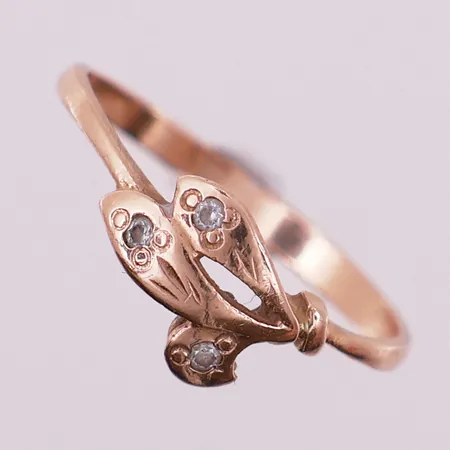 Ring med klare stener, ø18,2mm, bredde 2mm, 14K, skeiv Vekt: 1,6 g Kontakt Lånekontoret for frakt