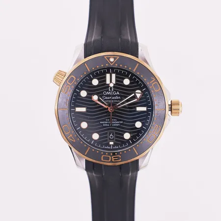 Armbandsur, Omega, Seamaster Co-Axial, ref 210.22.42.20.01.002, snr 89236388, automat, 42mm, stål/gull, safirglass, sort urskive, gummibånd, dreibar bezel, 300m/1000ft, ingen øvrig tillbehør, krone defekt, trenger service Kontakt Lånekontoret for frakt