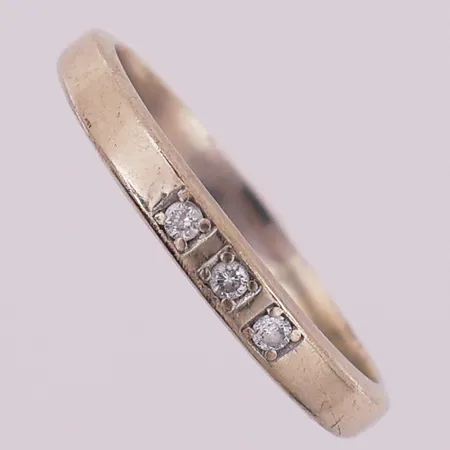 Ring med diamanter, 3 x ca 0,02ct, ø 19,3mm, bredde 3mm, 14K Vekt: 2,7 g Kontakt Lånekontoret for frakt