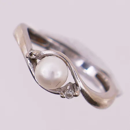 Ring med diamanter og perle, 2 x ca 0,01ct, ø 16,4mm, bredd 6,3mm, 14K Vekt: 2,3 g Kontakt Lånekontoret for frakt