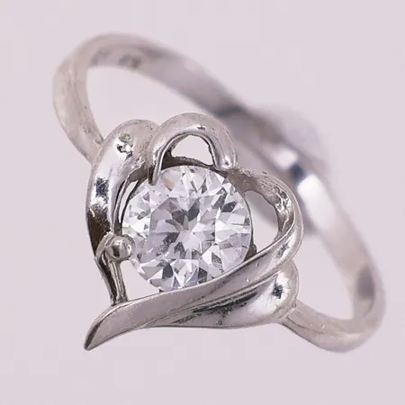 Ring med klar sten, ø 17,3mm, bredde 11,7mm, 925S Vekt: 2 g Kontakt Lånekontoret for frakt