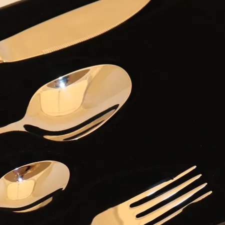 Bestikksett i 48 deler, Hardangerbestikk Ramona, designet av Odd Leikvoll, børstet stål, fremstår som nytt Vekt: 0 g Kontakt Lånekontoret for frakt