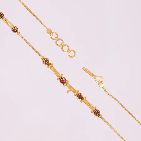 Halssmykke med røde og grønne stener, lengde 42cm, bredde 1- 4,1mm, 22K Vekt: 9,9 g Kontakt Lånekontoret for frakt