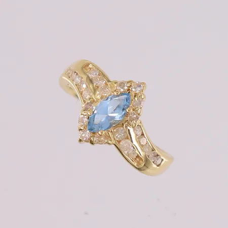 Ring med diamanter (24 x ca. 0,01ct) og syntetisk spinell, ø15,9mm, bredde 1,3- 11,4mm, 2 stener mangler, 14K Vekt: 2,9 g Kontakt Lånekontoret for frakt