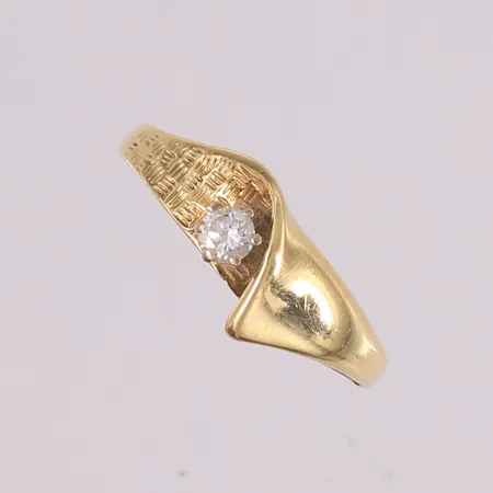 Ring med diamant (1 x ca. 0,10ct), ø16,9mm, bredde 2,3- 8,1mm, 14K Vekt: 3 g Kontakt Lånekontoret for frakt