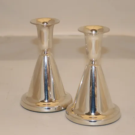 2 lysestaker i sølv (fylt med gips), høyde 12cm, ø10-75mm, 830S, bruttovekt 502,1g Vekt: 0 g Kontakt Lånekontoret for frakt