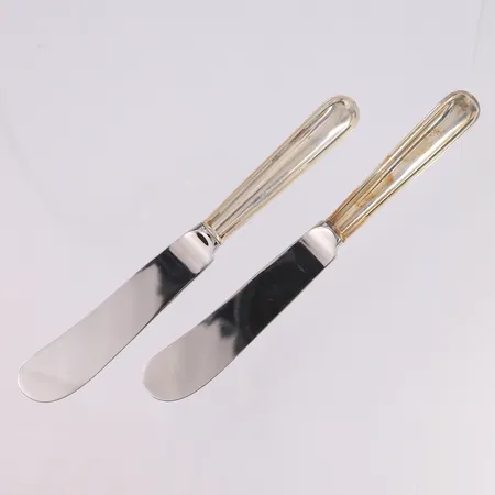 2 smørkniver Jubileum, lengde 15,7cm, 830S, bruttovekt 73,2g Vekt: 0 g Kontakt Lånekontoret for frakt