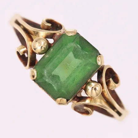 Ring med grønn sten, ø17,75mm, bredde 1-8mm, 14K Vekt: 1,9 g Kontakt Lånekontoret for frakt